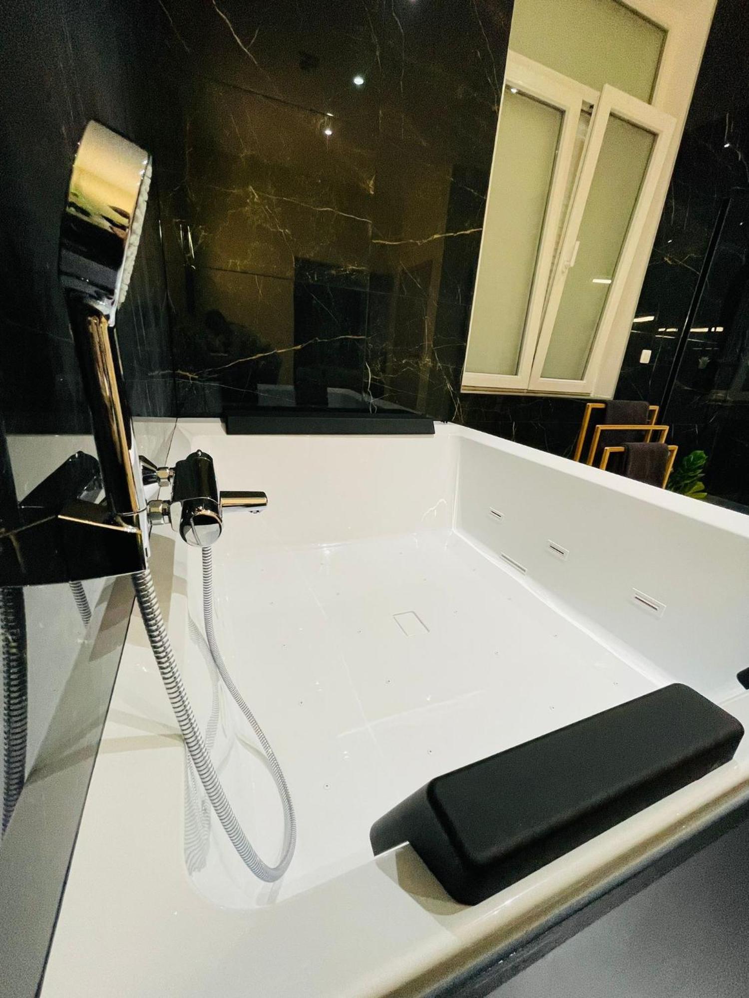 Appartement Exotique Avec Bain Balneo Лиеж Екстериор снимка