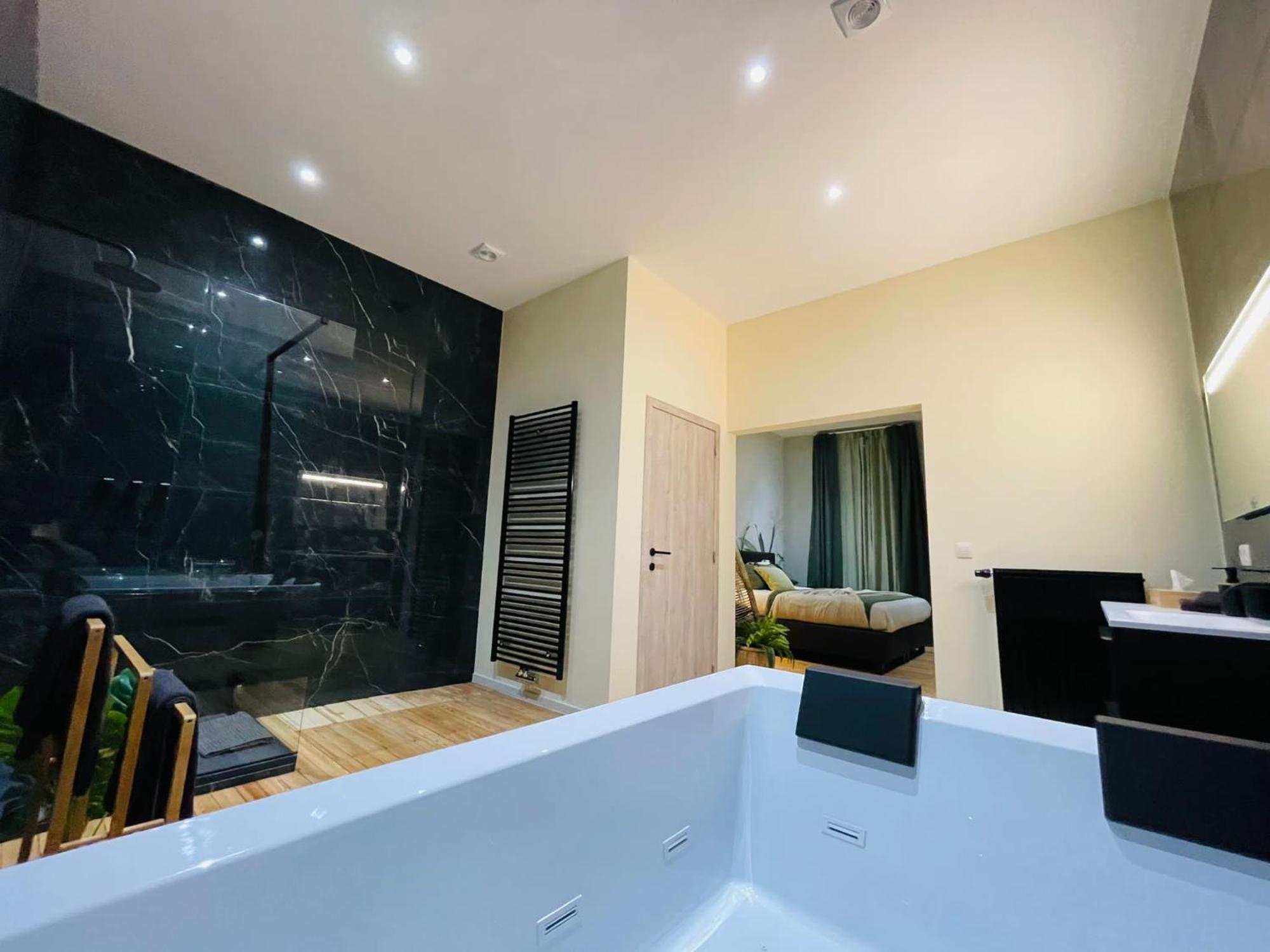 Appartement Exotique Avec Bain Balneo Лиеж Екстериор снимка